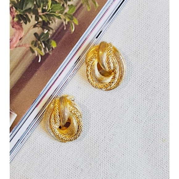 Vintage Christian Dior Clip Earring. - Picture 2 of 3